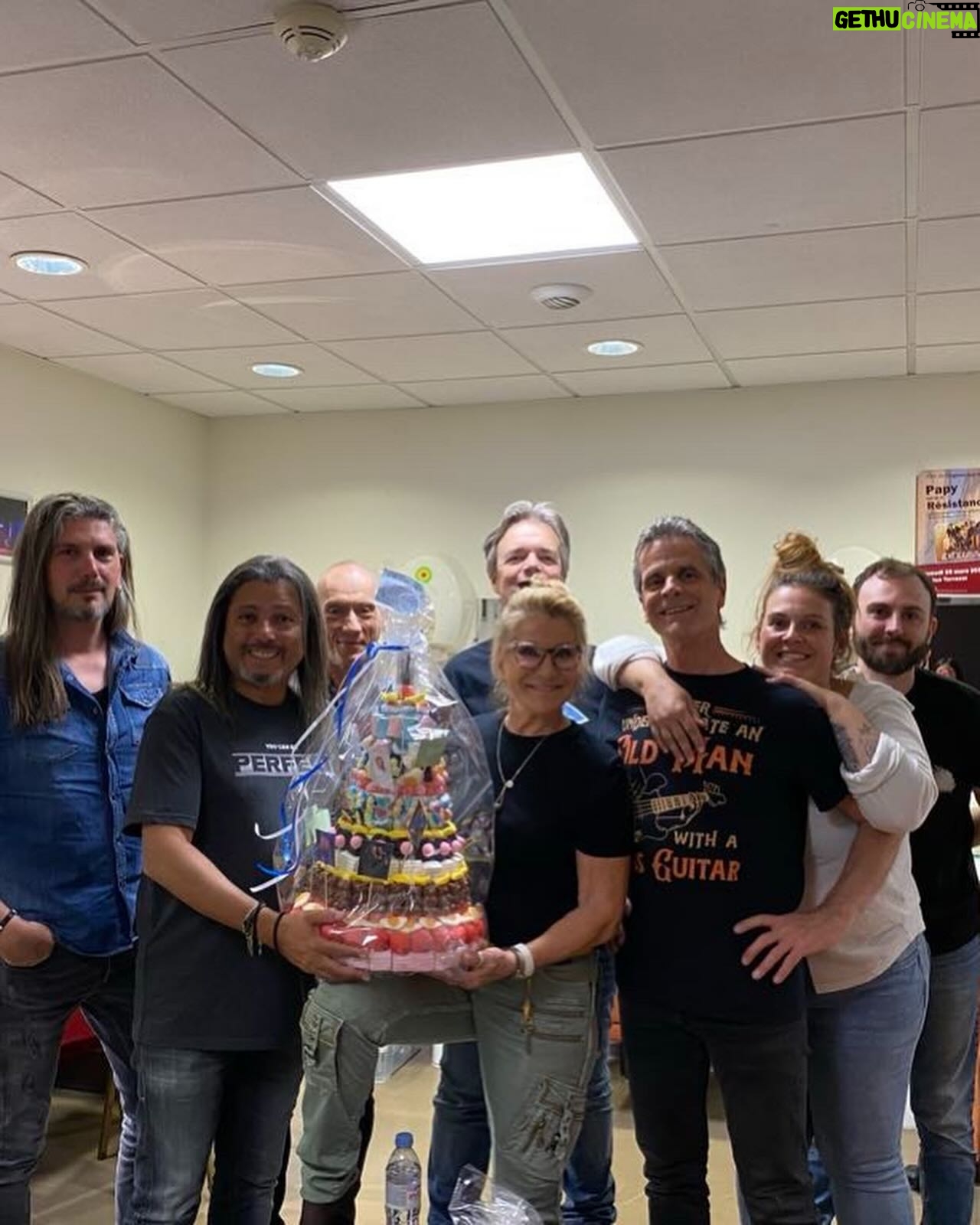 Sheila - 1.3K Likes - Hier soir à Cagnes sur Mer …!
Merci encore à tous pour cette soirée électrique, que du bonheur 🥹 et énormément de sucreries…! Gros bisous à tous 😘
#sheila #sheila2024 #sheilalive #sheilaenconcert #sheilentournee #cagnessurmer #casinoterrazur