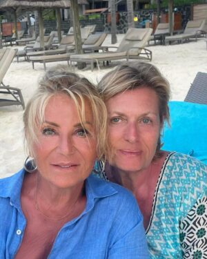 Sheila Instagram - Souvenir de mon île 🏝️où j’ai pu retrouver mes amis 😉😘 
#sheila #sheila2024 #souvenir #holiday #memory #friends