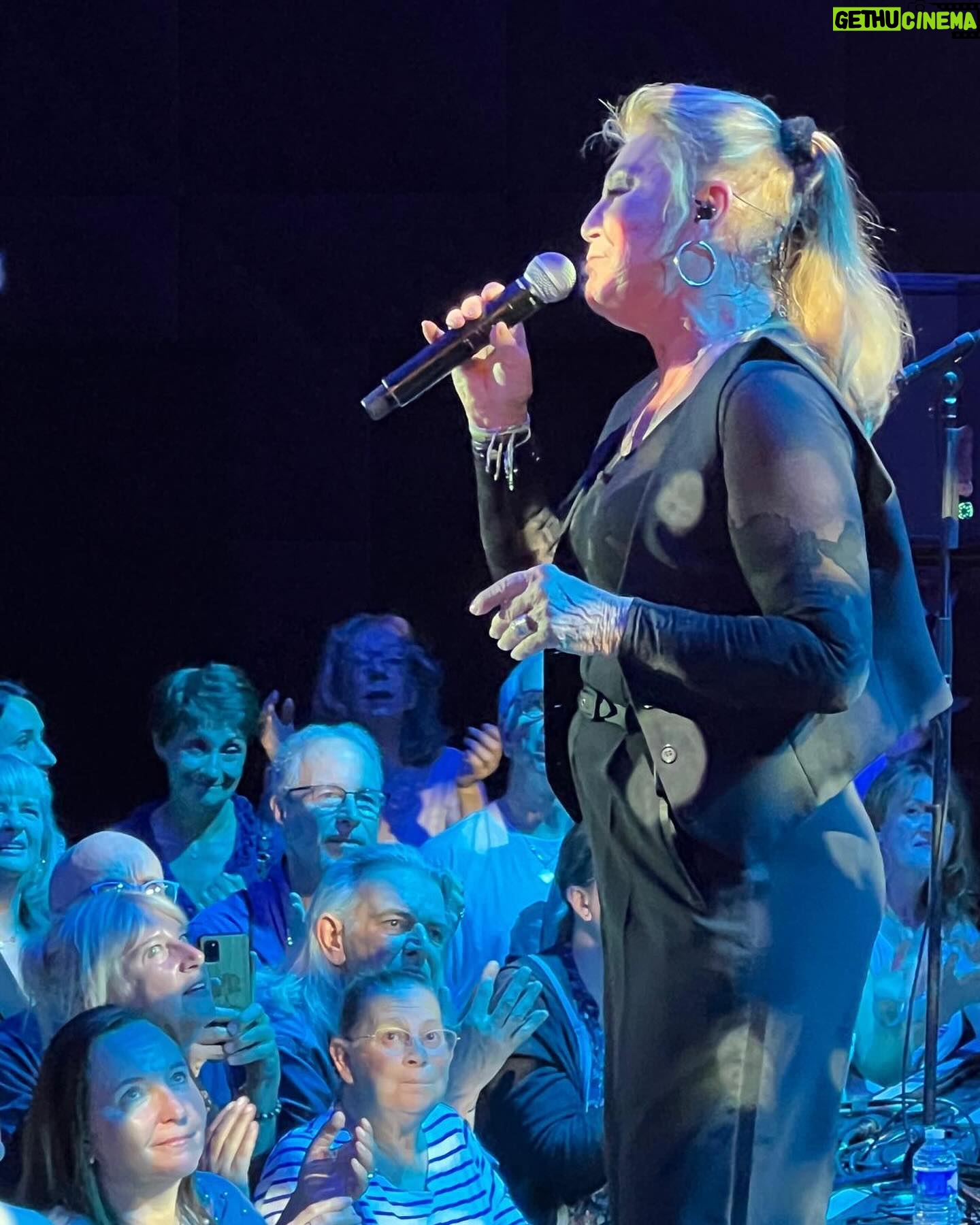Sheila - 1.3K Likes - Hier soir à Cagnes sur Mer …!
Merci encore à tous pour cette soirée électrique, que du bonheur 🥹 et énormément de sucreries…! Gros bisous à tous 😘
#sheila #sheila2024 #sheilalive #sheilaenconcert #sheilentournee #cagnessurmer #casinoterrazur