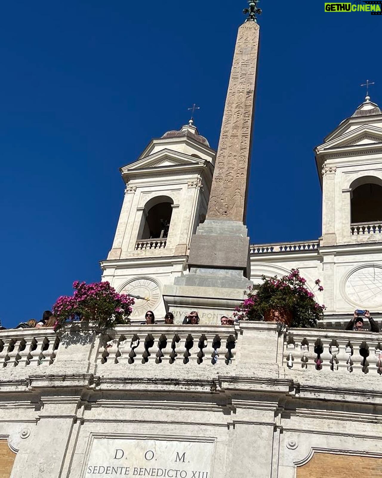 Sheila - 1.1K Likes - Visite à Rome… pour tournage 😉🍾😘😘
#sheila #sheila2024 #italie #italy🇮🇹 #rome #roma #tournage #italiantv #imigliorianni #sheilabdevotion #dolcevita #rai1