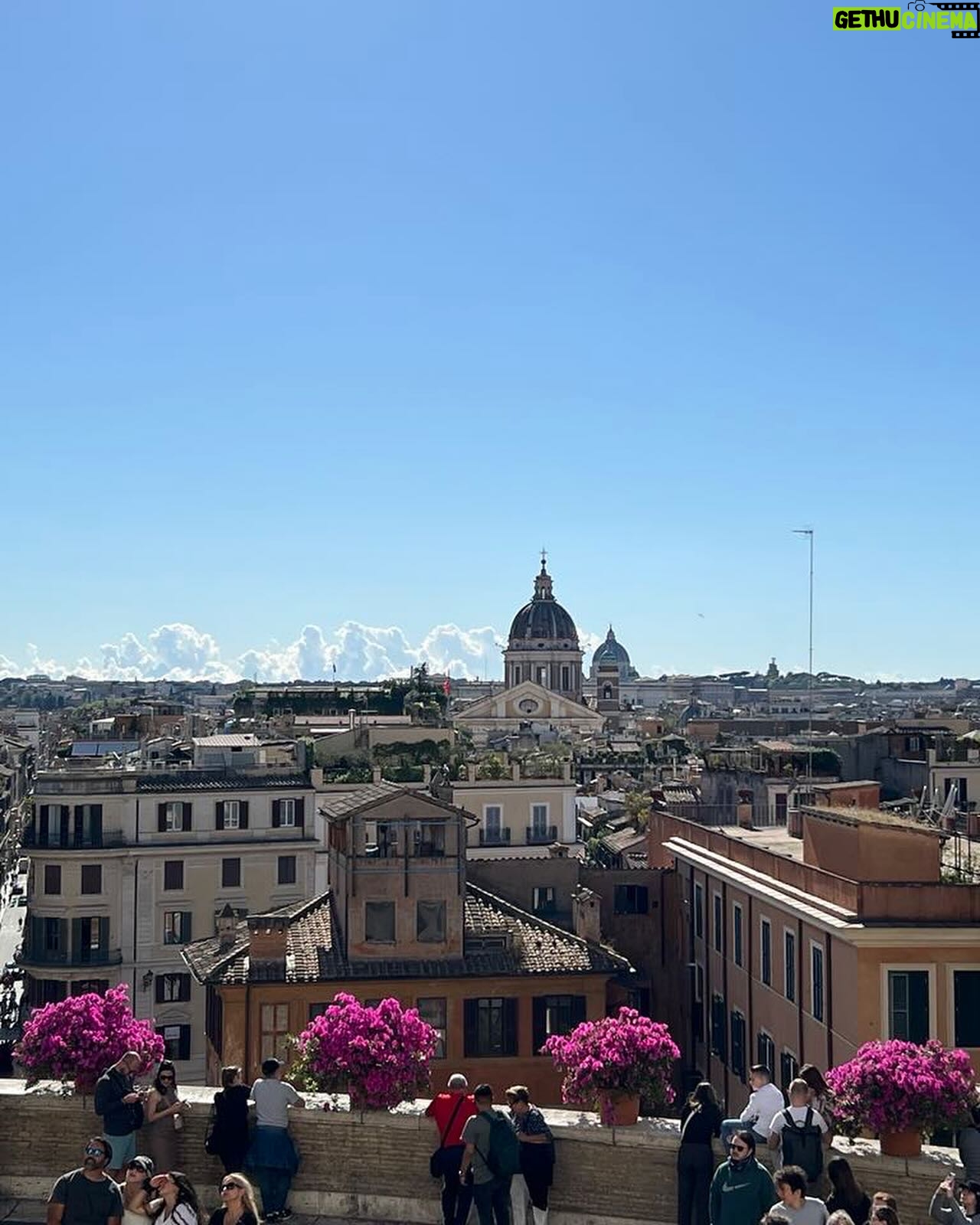 Sheila - 1.1K Likes - Visite à Rome… pour tournage 😉🍾😘😘
#sheila #sheila2024 #italie #italy🇮🇹 #rome #roma #tournage #italiantv #imigliorianni #sheilabdevotion #dolcevita #rai1