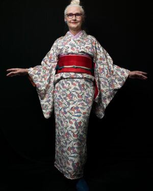 Sheila Cliffe Instagram - Beautiful bingata kimono and new Hakata obi set. This set is sold. With tote bag from the UK. 可愛い紅型小紋セット．博多帯は新しい。　襟、帯揚げ、帯締め、イギリスのトットバッグ。　サイズは最後の写真。売れきれました。
#japaneseculture #japanesefashion #japanesestyle #sotd #stylista #tokyofashion  #over60style #over60andfabulous #over60 #grayhair #kimonobijin #advancedstyle #きもの  #きものコーディネート #着物  #着物生活 #着物好き #着物でお出かけ  #趣着物 

写真　@makishimaderek