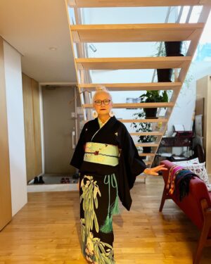 Sheila Cliffe Instagram - Wearing an old kurotomesode for Hanami lunch. Can you see my sparrows? 古い黒留袖。雀は見えますか？　#japaneseculture #japanesefashion #japanesestyle #sotd #stylista #tokyofashion  #over60style #over60andfabulous #over60 #grayhair #kimonobijin #advancedstyle #きもの  #きものコーディネート #着物  #着物生活 #着物好き #着物でお出かけ  #趣着物