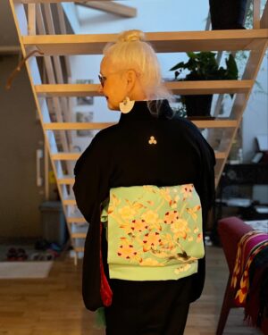 Sheila Cliffe Instagram - Wearing an old kurotomesode for Hanami lunch. Can you see my sparrows? 古い黒留袖。雀は見えますか？　#japaneseculture #japanesefashion #japanesestyle #sotd #stylista #tokyofashion  #over60style #over60andfabulous #over60 #grayhair #kimonobijin #advancedstyle #きもの  #きものコーディネート #着物  #着物生活 #着物好き #着物でお出かけ  #趣着物