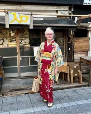 Sheila Cliffe Instagram - Just walking in Nakano. 中野の散歩。　#japaneseculture #japanesefashion #japanesestyle #sotd #stylista #tokyofashion  #over60style #over60andfabulous #over60 #grayhair #kimonobijin #advancedstyle #きもの  #きものコーディネート #着物  #着物生活 #着物好き #着物でお出かけ  #趣着物