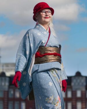 Sheila Cliffe Instagram - Will it snow tomorrow? 明日は雪降るかしら❓　Photo @makishimaderek #japaneseculture #japanesefashion #japanesestyle #sotd #stylista #tokyofashion  #over60style #over60andfabulous #over60 #grayhair #kimonobijin #advancedstyle #きもの  #きものコーディネート #着物  #着物生活 #着物好き #着物でお出かけ  #趣着物