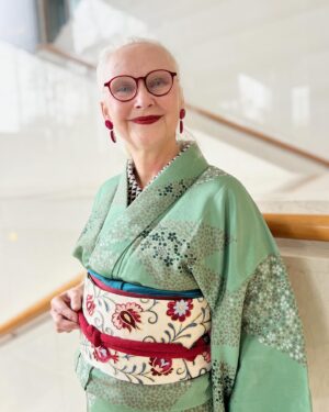 Sheila Cliffe Instagram - 私と行きませんか？　ウズベキスタン！　スサニ刺繍とアドラスイカットの産地です。　素晴らしい建築、焼き物、布の文化が待っています。是非シルクロードの旅を！
#japaneseculture #japanesefashion #japanesestyle #sotd #stylista #tokyofashion  #over60style #over60andfabulous #over60 #grayhair #kimonobijin #advancedstyle #きもの  #きものコーディネート #着物  #着物生活 #着物好き #着物でお出かけ  #趣着物