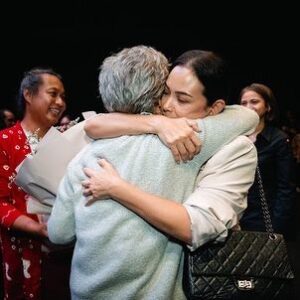Sheila Timothy Instagram - Sebuah pementasan persembahan @infotitimangsa & @kawankawanmedia dengan judul “Ke Pelukan Orang-Orang Tercinta” semalam menyisakan bukan hanya pemikiran tapi rasa yang sangat dalam dan membekas.
Sebuah cerita tentang Fransisca Casparina Fanggidaej,  seorang pemikir dan penggerak besar paska kemerdekaan Indonesia yang aktif berdiplomasi di panggung internasional. Sepanjang hidupnya ia dedikasikan untuk bangsa dan negara, yang justru membalasnya dengan kepahitan & kepedihan.
Monolog  hampir 1 jam, yang ditulis sangat brilliant oleh @felixnesi disutradarai @shintafebriany dan diproduseri oleh @happysalma @yuliaevinabhara ini dimainkan dengan cemerlang oleh adikku satu-satunya, my bro @marshatimothy ☺️
Sebagai seorang spectator yang selalu duduk di front row dalam perjalanan karier Cha-cha, melihat milestone achievement nya semalam mendatangkan rasa haru dan bangga luar biasa. Penjiwaannya sebagai Fransisca, memotret dengan cermat semua kegetiran dan kepasrahan yang dialami Fransisca. Kompleksitas emosi yang disampaikannya, lengkap, menyentuh setiap rasa. Rasa penyesalan, keperihan kerinduan dan jeritan atas ketidakadilan. Mengubek-ubek dan menyeret kita ke suatu perenungan yang dalam, tentang hidup dan manusia. Menyisakan suatu kesimpulan bahwa pada akhirnya, kita semua akan pulang.
 
You are brilliant ma bro @marshatimothy so proud of you. You’ve come a long way. Let your light always shine as an inspiration to humanity and bring goodness to the world.
 
Selamat juga @bundratimothyaslinew the unsung hero yang selalu setia mendukung setiap karya cha-cha, dan tentunya selamat juga buat @vinogbastian__ dan jizzy di rumah.

Tentunya selamat untuk semua crew yg terlibat. Kudos!

Berasa kaya foto sama our mom, mevrouw erna. Dan kapan lagi bs bilang “u look older than me bro! @marshatimothy” 😂

Still photos by “ @armanfebryan