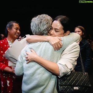 Sheila Timothy - 0.9K Likes - Sebuah pementasan persembahan @infotitimangsa & @kawankawanmedia dengan judul “Ke Pelukan Orang-Orang Tercinta” semalam menyisakan bukan hanya pemikiran tapi rasa yang sangat dalam dan membekas.
Sebuah cerita tentang Fransisca Casparina Fanggidaej, seorang pemikir dan penggerak besar paska kemerdekaan Indonesia yang aktif berdiplomasi di panggung internasional. Sepanjang hidupnya ia dedikasikan untuk bangsa dan negara, yang justru membalasnya dengan kepahitan & kepedihan.
Monolog hampir 1 jam, yang ditulis sangat brilliant oleh @felixnesi disutradarai @shintafebriany dan diproduseri oleh @happysalma @yuliaevinabhara ini dimainkan dengan cemerlang oleh adikku satu-satunya, my bro @marshatimothy ☺️
Sebagai seorang spectator yang selalu duduk di front row dalam perjalanan karier Cha-cha, melihat milestone achievement nya semalam mendatangkan rasa haru dan bangga luar biasa. Penjiwaannya sebagai Fransisca, memotret dengan cermat semua kegetiran dan kepasrahan yang dialami Fransisca. Kompleksitas emosi yang disampaikannya, lengkap, menyentuh setiap rasa. Rasa penyesalan, keperihan kerinduan dan jeritan atas ketidakadilan. Mengubek-ubek dan menyeret kita ke suatu perenungan yang dalam, tentang hidup dan manusia. Menyisakan suatu kesimpulan bahwa pada akhirnya, kita semua akan pulang.
You are brilliant ma bro @marshatimothy so proud of you. You’ve come a long way. Let your light always shine as an inspiration to humanity and bring goodness to the world.
Selamat juga @bundratimothyaslinew the unsung hero yang selalu setia mendukung setiap karya cha-cha, dan tentunya selamat juga buat @vinogbastian__ dan jizzy di rumah.
Tentunya selamat untuk semua crew yg terlibat. Kudos!
Berasa kaya foto sama our mom, mevrouw erna. Dan kapan lagi bs bilang “u look older than me bro! @marshatimothy” 😂
Still photos by “ @armanfebryan