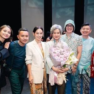 Sheila Timothy Instagram - Sebuah pementasan persembahan @infotitimangsa & @kawankawanmedia dengan judul “Ke Pelukan Orang-Orang Tercinta” semalam menyisakan bukan hanya pemikiran tapi rasa yang sangat dalam dan membekas.
Sebuah cerita tentang Fransisca Casparina Fanggidaej,  seorang pemikir dan penggerak besar paska kemerdekaan Indonesia yang aktif berdiplomasi di panggung internasional. Sepanjang hidupnya ia dedikasikan untuk bangsa dan negara, yang justru membalasnya dengan kepahitan & kepedihan.
Monolog  hampir 1 jam, yang ditulis sangat brilliant oleh @felixnesi disutradarai @shintafebriany dan diproduseri oleh @happysalma @yuliaevinabhara ini dimainkan dengan cemerlang oleh adikku satu-satunya, my bro @marshatimothy ☺️
Sebagai seorang spectator yang selalu duduk di front row dalam perjalanan karier Cha-cha, melihat milestone achievement nya semalam mendatangkan rasa haru dan bangga luar biasa. Penjiwaannya sebagai Fransisca, memotret dengan cermat semua kegetiran dan kepasrahan yang dialami Fransisca. Kompleksitas emosi yang disampaikannya, lengkap, menyentuh setiap rasa. Rasa penyesalan, keperihan kerinduan dan jeritan atas ketidakadilan. Mengubek-ubek dan menyeret kita ke suatu perenungan yang dalam, tentang hidup dan manusia. Menyisakan suatu kesimpulan bahwa pada akhirnya, kita semua akan pulang.
 
You are brilliant ma bro @marshatimothy so proud of you. You’ve come a long way. Let your light always shine as an inspiration to humanity and bring goodness to the world.
 
Selamat juga @bundratimothyaslinew the unsung hero yang selalu setia mendukung setiap karya cha-cha, dan tentunya selamat juga buat @vinogbastian__ dan jizzy di rumah.

Tentunya selamat untuk semua crew yg terlibat. Kudos!

Berasa kaya foto sama our mom, mevrouw erna. Dan kapan lagi bs bilang “u look older than me bro! @marshatimothy” 😂

Still photos by “ @armanfebryan