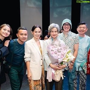 Sheila Timothy - 0.9K Likes - Sebuah pementasan persembahan @infotitimangsa & @kawankawanmedia dengan judul “Ke Pelukan Orang-Orang Tercinta” semalam menyisakan bukan hanya pemikiran tapi rasa yang sangat dalam dan membekas.
Sebuah cerita tentang Fransisca Casparina Fanggidaej, seorang pemikir dan penggerak besar paska kemerdekaan Indonesia yang aktif berdiplomasi di panggung internasional. Sepanjang hidupnya ia dedikasikan untuk bangsa dan negara, yang justru membalasnya dengan kepahitan & kepedihan.
Monolog hampir 1 jam, yang ditulis sangat brilliant oleh @felixnesi disutradarai @shintafebriany dan diproduseri oleh @happysalma @yuliaevinabhara ini dimainkan dengan cemerlang oleh adikku satu-satunya, my bro @marshatimothy ☺️
Sebagai seorang spectator yang selalu duduk di front row dalam perjalanan karier Cha-cha, melihat milestone achievement nya semalam mendatangkan rasa haru dan bangga luar biasa. Penjiwaannya sebagai Fransisca, memotret dengan cermat semua kegetiran dan kepasrahan yang dialami Fransisca. Kompleksitas emosi yang disampaikannya, lengkap, menyentuh setiap rasa. Rasa penyesalan, keperihan kerinduan dan jeritan atas ketidakadilan. Mengubek-ubek dan menyeret kita ke suatu perenungan yang dalam, tentang hidup dan manusia. Menyisakan suatu kesimpulan bahwa pada akhirnya, kita semua akan pulang.
You are brilliant ma bro @marshatimothy so proud of you. You’ve come a long way. Let your light always shine as an inspiration to humanity and bring goodness to the world.
Selamat juga @bundratimothyaslinew the unsung hero yang selalu setia mendukung setiap karya cha-cha, dan tentunya selamat juga buat @vinogbastian__ dan jizzy di rumah.
Tentunya selamat untuk semua crew yg terlibat. Kudos!
Berasa kaya foto sama our mom, mevrouw erna. Dan kapan lagi bs bilang “u look older than me bro! @marshatimothy” 😂
Still photos by “ @armanfebryan