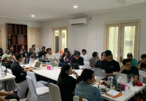 Sheila Timothy Instagram - Project ini dimulai sudah agak lama, namun terhenti karena  pandemi 2019, sebuah cerita tentang abang adik yang sangat hangat, dengan tema keluarga dan harapan. Lewat projek ini saya terkoneksi dengan CJ ENM @justin.hwk who has always been very supportive. Project ini jg  jd kesempatan pertama bekerja sama dengan team  @base.id mba @shantyharmayn @aourachandra @sarimochtan dan tentunya juga @typix & @bensoebiakto dan seluruh team base, marketing dan publicist.

Saya selalu percaya project yang baik selalu mempertemukan kita dengan orang2 baik, sutradara @dinnajasanti para pemain yang luar biasa @vinogbastian__ @angga @kristo.immanuel @caitlinhalderman  Gak lupa dukungan ga ada habis2 nya dari @focusedequipment @robinjdbmoran @gunnarnimpuno you guys are angels sent from the above 🙏🏻 Dan tentunya satuan crew hebat yang jadi garda depan yg sedang berjuang saat ini, yg tidak bisa saya sebut satu persatu.. #youknowwhoyouare love you all thank u @michellawrence @the_urban yg ngisi kekosongan saat ini karena saya terpaksa recce duluan ke rumah sakit.  Astradas @leon_lolang @guntur.as10 @konsepboi … dp @triadiprasetyo art @harishudafaqih 

Terima kasih juga team #springboard 

Thanks team @lifelikepictures @wiji_lecsu @beebymaria mamat-dedi, Harry.  Segera bergabung ke set.. #solid kalo kata fojan. #MAB #dibioskoptahunini