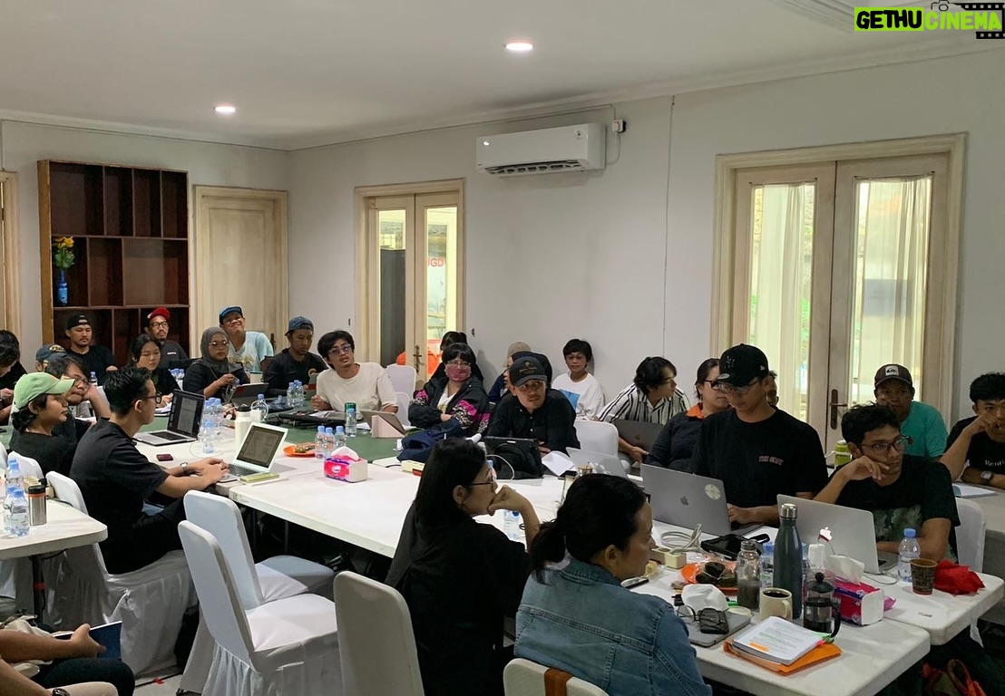Sheila Timothy - 394 Likes - Project ini dimulai sudah agak lama, namun terhenti karena pandemi 2019, sebuah cerita tentang abang adik yang sangat hangat, dengan tema keluarga dan harapan. Lewat projek ini saya terkoneksi dengan CJ ENM @justin.hwk who has always been very supportive. Project ini jg jd kesempatan pertama bekerja sama dengan team @base.id mba @shantyharmayn @aourachandra @sarimochtan dan tentunya juga @typix & @bensoebiakto dan seluruh team base, marketing dan publicist.
Saya selalu percaya project yang baik selalu mempertemukan kita dengan orang2 baik, sutradara @dinnajasanti para pemain yang luar biasa @vinogbastian__ @angga @kristo.immanuel @caitlinhalderman Gak lupa dukungan ga ada habis2 nya dari @focusedequipment @robinjdbmoran @gunnarnimpuno you guys are angels sent from the above 🙏🏻 Dan tentunya satuan crew hebat yang jadi garda depan yg sedang berjuang saat ini, yg tidak bisa saya sebut satu persatu.. #youknowwhoyouare love you all thank u @michellawrence @the_urban yg ngisi kekosongan saat ini karena saya terpaksa recce duluan ke rumah sakit. Astradas @leon_lolang @guntur.as10 @konsepboi … dp @triadiprasetyo art @harishudafaqih
Terima kasih juga team #springboard
Thanks team @lifelikepictures @wiji_lecsu @beebymaria mamat-dedi, Harry. Segera bergabung ke set.. #solid kalo kata fojan. #MAB #dibioskoptahunini