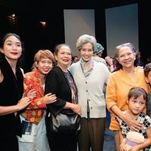 Sheila Timothy Instagram - Sebuah pementasan persembahan @infotitimangsa & @kawankawanmedia dengan judul “Ke Pelukan Orang-Orang Tercinta” semalam menyisakan bukan hanya pemikiran tapi rasa yang sangat dalam dan membekas.
Sebuah cerita tentang Fransisca Casparina Fanggidaej,  seorang pemikir dan penggerak besar paska kemerdekaan Indonesia yang aktif berdiplomasi di panggung internasional. Sepanjang hidupnya ia dedikasikan untuk bangsa dan negara, yang justru membalasnya dengan kepahitan & kepedihan.
Monolog  hampir 1 jam, yang ditulis sangat brilliant oleh @felixnesi disutradarai @shintafebriany dan diproduseri oleh @happysalma @yuliaevinabhara ini dimainkan dengan cemerlang oleh adikku satu-satunya, my bro @marshatimothy ☺️
Sebagai seorang spectator yang selalu duduk di front row dalam perjalanan karier Cha-cha, melihat milestone achievement nya semalam mendatangkan rasa haru dan bangga luar biasa. Penjiwaannya sebagai Fransisca, memotret dengan cermat semua kegetiran dan kepasrahan yang dialami Fransisca. Kompleksitas emosi yang disampaikannya, lengkap, menyentuh setiap rasa. Rasa penyesalan, keperihan kerinduan dan jeritan atas ketidakadilan. Mengubek-ubek dan menyeret kita ke suatu perenungan yang dalam, tentang hidup dan manusia. Menyisakan suatu kesimpulan bahwa pada akhirnya, kita semua akan pulang.
 
You are brilliant ma bro @marshatimothy so proud of you. You’ve come a long way. Let your light always shine as an inspiration to humanity and bring goodness to the world.
 
Selamat juga @bundratimothyaslinew the unsung hero yang selalu setia mendukung setiap karya cha-cha, dan tentunya selamat juga buat @vinogbastian__ dan jizzy di rumah.

Tentunya selamat untuk semua crew yg terlibat. Kudos!

Berasa kaya foto sama our mom, mevrouw erna. Dan kapan lagi bs bilang “u look older than me bro! @marshatimothy” 😂

Still photos by “ @armanfebryan