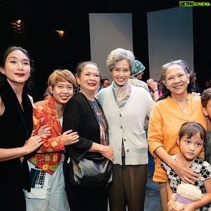 Sheila Timothy - 0.9K Likes - Sebuah pementasan persembahan @infotitimangsa & @kawankawanmedia dengan judul “Ke Pelukan Orang-Orang Tercinta” semalam menyisakan bukan hanya pemikiran tapi rasa yang sangat dalam dan membekas.
Sebuah cerita tentang Fransisca Casparina Fanggidaej, seorang pemikir dan penggerak besar paska kemerdekaan Indonesia yang aktif berdiplomasi di panggung internasional. Sepanjang hidupnya ia dedikasikan untuk bangsa dan negara, yang justru membalasnya dengan kepahitan & kepedihan.
Monolog hampir 1 jam, yang ditulis sangat brilliant oleh @felixnesi disutradarai @shintafebriany dan diproduseri oleh @happysalma @yuliaevinabhara ini dimainkan dengan cemerlang oleh adikku satu-satunya, my bro @marshatimothy ☺️
Sebagai seorang spectator yang selalu duduk di front row dalam perjalanan karier Cha-cha, melihat milestone achievement nya semalam mendatangkan rasa haru dan bangga luar biasa. Penjiwaannya sebagai Fransisca, memotret dengan cermat semua kegetiran dan kepasrahan yang dialami Fransisca. Kompleksitas emosi yang disampaikannya, lengkap, menyentuh setiap rasa. Rasa penyesalan, keperihan kerinduan dan jeritan atas ketidakadilan. Mengubek-ubek dan menyeret kita ke suatu perenungan yang dalam, tentang hidup dan manusia. Menyisakan suatu kesimpulan bahwa pada akhirnya, kita semua akan pulang.
You are brilliant ma bro @marshatimothy so proud of you. You’ve come a long way. Let your light always shine as an inspiration to humanity and bring goodness to the world.
Selamat juga @bundratimothyaslinew the unsung hero yang selalu setia mendukung setiap karya cha-cha, dan tentunya selamat juga buat @vinogbastian__ dan jizzy di rumah.
Tentunya selamat untuk semua crew yg terlibat. Kudos!
Berasa kaya foto sama our mom, mevrouw erna. Dan kapan lagi bs bilang “u look older than me bro! @marshatimothy” 😂
Still photos by “ @armanfebryan