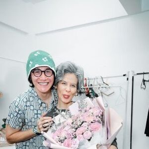 Sheila Timothy Instagram - Sebuah pementasan persembahan @infotitimangsa & @kawankawanmedia dengan judul “Ke Pelukan Orang-Orang Tercinta” semalam menyisakan bukan hanya pemikiran tapi rasa yang sangat dalam dan membekas.
Sebuah cerita tentang Fransisca Casparina Fanggidaej,  seorang pemikir dan penggerak besar paska kemerdekaan Indonesia yang aktif berdiplomasi di panggung internasional. Sepanjang hidupnya ia dedikasikan untuk bangsa dan negara, yang justru membalasnya dengan kepahitan & kepedihan.
Monolog  hampir 1 jam, yang ditulis sangat brilliant oleh @felixnesi disutradarai @shintafebriany dan diproduseri oleh @happysalma @yuliaevinabhara ini dimainkan dengan cemerlang oleh adikku satu-satunya, my bro @marshatimothy ☺️
Sebagai seorang spectator yang selalu duduk di front row dalam perjalanan karier Cha-cha, melihat milestone achievement nya semalam mendatangkan rasa haru dan bangga luar biasa. Penjiwaannya sebagai Fransisca, memotret dengan cermat semua kegetiran dan kepasrahan yang dialami Fransisca. Kompleksitas emosi yang disampaikannya, lengkap, menyentuh setiap rasa. Rasa penyesalan, keperihan kerinduan dan jeritan atas ketidakadilan. Mengubek-ubek dan menyeret kita ke suatu perenungan yang dalam, tentang hidup dan manusia. Menyisakan suatu kesimpulan bahwa pada akhirnya, kita semua akan pulang.
 
You are brilliant ma bro @marshatimothy so proud of you. You’ve come a long way. Let your light always shine as an inspiration to humanity and bring goodness to the world.
 
Selamat juga @bundratimothyaslinew the unsung hero yang selalu setia mendukung setiap karya cha-cha, dan tentunya selamat juga buat @vinogbastian__ dan jizzy di rumah.

Tentunya selamat untuk semua crew yg terlibat. Kudos!

Berasa kaya foto sama our mom, mevrouw erna. Dan kapan lagi bs bilang “u look older than me bro! @marshatimothy” 😂

Still photos by “ @armanfebryan