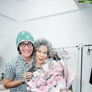 Sheila Timothy - 0.9K Likes - Sebuah pementasan persembahan @infotitimangsa & @kawankawanmedia dengan judul “Ke Pelukan Orang-Orang Tercinta” semalam menyisakan bukan hanya pemikiran tapi rasa yang sangat dalam dan membekas.
Sebuah cerita tentang Fransisca Casparina Fanggidaej, seorang pemikir dan penggerak besar paska kemerdekaan Indonesia yang aktif berdiplomasi di panggung internasional. Sepanjang hidupnya ia dedikasikan untuk bangsa dan negara, yang justru membalasnya dengan kepahitan & kepedihan.
Monolog hampir 1 jam, yang ditulis sangat brilliant oleh @felixnesi disutradarai @shintafebriany dan diproduseri oleh @happysalma @yuliaevinabhara ini dimainkan dengan cemerlang oleh adikku satu-satunya, my bro @marshatimothy ☺️
Sebagai seorang spectator yang selalu duduk di front row dalam perjalanan karier Cha-cha, melihat milestone achievement nya semalam mendatangkan rasa haru dan bangga luar biasa. Penjiwaannya sebagai Fransisca, memotret dengan cermat semua kegetiran dan kepasrahan yang dialami Fransisca. Kompleksitas emosi yang disampaikannya, lengkap, menyentuh setiap rasa. Rasa penyesalan, keperihan kerinduan dan jeritan atas ketidakadilan. Mengubek-ubek dan menyeret kita ke suatu perenungan yang dalam, tentang hidup dan manusia. Menyisakan suatu kesimpulan bahwa pada akhirnya, kita semua akan pulang.
You are brilliant ma bro @marshatimothy so proud of you. You’ve come a long way. Let your light always shine as an inspiration to humanity and bring goodness to the world.
Selamat juga @bundratimothyaslinew the unsung hero yang selalu setia mendukung setiap karya cha-cha, dan tentunya selamat juga buat @vinogbastian__ dan jizzy di rumah.
Tentunya selamat untuk semua crew yg terlibat. Kudos!
Berasa kaya foto sama our mom, mevrouw erna. Dan kapan lagi bs bilang “u look older than me bro! @marshatimothy” 😂
Still photos by “ @armanfebryan