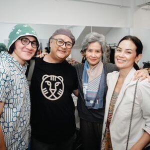 Sheila Timothy Instagram - Sebuah pementasan persembahan @infotitimangsa & @kawankawanmedia dengan judul “Ke Pelukan Orang-Orang Tercinta” semalam menyisakan bukan hanya pemikiran tapi rasa yang sangat dalam dan membekas.
Sebuah cerita tentang Fransisca Casparina Fanggidaej,  seorang pemikir dan penggerak besar paska kemerdekaan Indonesia yang aktif berdiplomasi di panggung internasional. Sepanjang hidupnya ia dedikasikan untuk bangsa dan negara, yang justru membalasnya dengan kepahitan & kepedihan.
Monolog  hampir 1 jam, yang ditulis sangat brilliant oleh @felixnesi disutradarai @shintafebriany dan diproduseri oleh @happysalma @yuliaevinabhara ini dimainkan dengan cemerlang oleh adikku satu-satunya, my bro @marshatimothy ☺️
Sebagai seorang spectator yang selalu duduk di front row dalam perjalanan karier Cha-cha, melihat milestone achievement nya semalam mendatangkan rasa haru dan bangga luar biasa. Penjiwaannya sebagai Fransisca, memotret dengan cermat semua kegetiran dan kepasrahan yang dialami Fransisca. Kompleksitas emosi yang disampaikannya, lengkap, menyentuh setiap rasa. Rasa penyesalan, keperihan kerinduan dan jeritan atas ketidakadilan. Mengubek-ubek dan menyeret kita ke suatu perenungan yang dalam, tentang hidup dan manusia. Menyisakan suatu kesimpulan bahwa pada akhirnya, kita semua akan pulang.
 
You are brilliant ma bro @marshatimothy so proud of you. You’ve come a long way. Let your light always shine as an inspiration to humanity and bring goodness to the world.
 
Selamat juga @bundratimothyaslinew the unsung hero yang selalu setia mendukung setiap karya cha-cha, dan tentunya selamat juga buat @vinogbastian__ dan jizzy di rumah.

Tentunya selamat untuk semua crew yg terlibat. Kudos!

Berasa kaya foto sama our mom, mevrouw erna. Dan kapan lagi bs bilang “u look older than me bro! @marshatimothy” 😂

Still photos by “ @armanfebryan