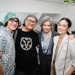 Sheila Timothy - 0.9K Likes - Sebuah pementasan persembahan @infotitimangsa & @kawankawanmedia dengan judul “Ke Pelukan Orang-Orang Tercinta” semalam menyisakan bukan hanya pemikiran tapi rasa yang sangat dalam dan membekas.
Sebuah cerita tentang Fransisca Casparina Fanggidaej, seorang pemikir dan penggerak besar paska kemerdekaan Indonesia yang aktif berdiplomasi di panggung internasional. Sepanjang hidupnya ia dedikasikan untuk bangsa dan negara, yang justru membalasnya dengan kepahitan & kepedihan.
Monolog hampir 1 jam, yang ditulis sangat brilliant oleh @felixnesi disutradarai @shintafebriany dan diproduseri oleh @happysalma @yuliaevinabhara ini dimainkan dengan cemerlang oleh adikku satu-satunya, my bro @marshatimothy ☺️
Sebagai seorang spectator yang selalu duduk di front row dalam perjalanan karier Cha-cha, melihat milestone achievement nya semalam mendatangkan rasa haru dan bangga luar biasa. Penjiwaannya sebagai Fransisca, memotret dengan cermat semua kegetiran dan kepasrahan yang dialami Fransisca. Kompleksitas emosi yang disampaikannya, lengkap, menyentuh setiap rasa. Rasa penyesalan, keperihan kerinduan dan jeritan atas ketidakadilan. Mengubek-ubek dan menyeret kita ke suatu perenungan yang dalam, tentang hidup dan manusia. Menyisakan suatu kesimpulan bahwa pada akhirnya, kita semua akan pulang.
You are brilliant ma bro @marshatimothy so proud of you. You’ve come a long way. Let your light always shine as an inspiration to humanity and bring goodness to the world.
Selamat juga @bundratimothyaslinew the unsung hero yang selalu setia mendukung setiap karya cha-cha, dan tentunya selamat juga buat @vinogbastian__ dan jizzy di rumah.
Tentunya selamat untuk semua crew yg terlibat. Kudos!
Berasa kaya foto sama our mom, mevrouw erna. Dan kapan lagi bs bilang “u look older than me bro! @marshatimothy” 😂
Still photos by “ @armanfebryan