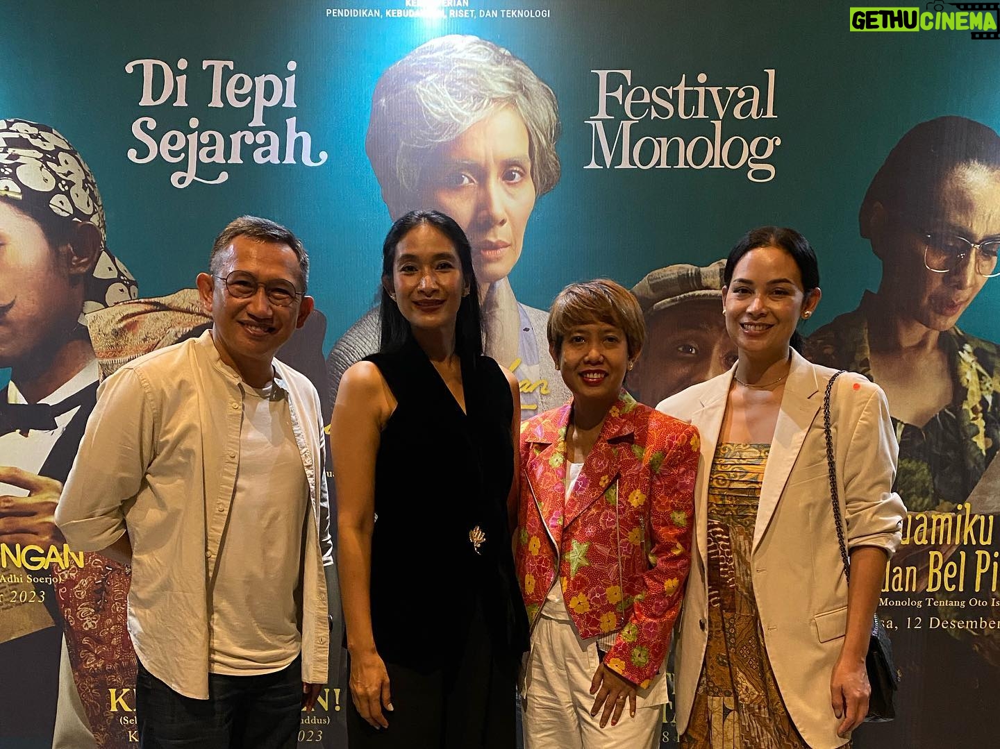 Sheila Timothy - 0.9K Likes - Sebuah pementasan persembahan @infotitimangsa & @kawankawanmedia dengan judul “Ke Pelukan Orang-Orang Tercinta” semalam menyisakan bukan hanya pemikiran tapi rasa yang sangat dalam dan membekas.
Sebuah cerita tentang Fransisca Casparina Fanggidaej, seorang pemikir dan penggerak besar paska kemerdekaan Indonesia yang aktif berdiplomasi di panggung internasional. Sepanjang hidupnya ia dedikasikan untuk bangsa dan negara, yang justru membalasnya dengan kepahitan & kepedihan.
Monolog hampir 1 jam, yang ditulis sangat brilliant oleh @felixnesi disutradarai @shintafebriany dan diproduseri oleh @happysalma @yuliaevinabhara ini dimainkan dengan cemerlang oleh adikku satu-satunya, my bro @marshatimothy ☺️
Sebagai seorang spectator yang selalu duduk di front row dalam perjalanan karier Cha-cha, melihat milestone achievement nya semalam mendatangkan rasa haru dan bangga luar biasa. Penjiwaannya sebagai Fransisca, memotret dengan cermat semua kegetiran dan kepasrahan yang dialami Fransisca. Kompleksitas emosi yang disampaikannya, lengkap, menyentuh setiap rasa. Rasa penyesalan, keperihan kerinduan dan jeritan atas ketidakadilan. Mengubek-ubek dan menyeret kita ke suatu perenungan yang dalam, tentang hidup dan manusia. Menyisakan suatu kesimpulan bahwa pada akhirnya, kita semua akan pulang.
You are brilliant ma bro @marshatimothy so proud of you. You’ve come a long way. Let your light always shine as an inspiration to humanity and bring goodness to the world.
Selamat juga @bundratimothyaslinew the unsung hero yang selalu setia mendukung setiap karya cha-cha, dan tentunya selamat juga buat @vinogbastian__ dan jizzy di rumah.
Tentunya selamat untuk semua crew yg terlibat. Kudos!
Berasa kaya foto sama our mom, mevrouw erna. Dan kapan lagi bs bilang “u look older than me bro! @marshatimothy” 😂
Still photos by “ @armanfebryan