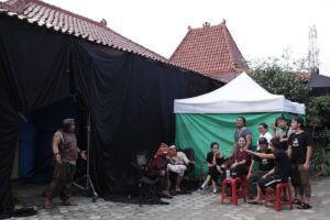 Sheila Timothy Instagram - 5 tahun lalu berkesempatan untuk bertemu dan berkarya dg orang2 hebat ini. Lebih dari 1 tahun proses dari preps sampai post, melibatkan hampir 1000 casts and crews. Salam kangen buat semua keluarga sableng 😄 #siapsablenglagi yuks 😄 @lifelikepictures @anggasasongko @vinogbastian__ @sherinasinna @marshatimothy @sarimochtan @fariz_alfarazi @yayanruhian @chan_man_ching @adrianto_sinaga @denmasipung_ics @ejstudio.official @nandagiri @ariaprayogi @nandagiri @ichsound @achmadali.s @cece_ciungwanara @ceceparifrahman @reza.hilman @aghninyhaque @tejo_teguh @happysalma @marcellsiahaans @diansidik_ @yayuunru @ruthmarini18 @hanatarue @rifnuwikana @lukmansrd @mahardikayusuf @peikaimika @semoga_happy @the_urban @agungaksara @michellawrence dan semua teman2 lainnya