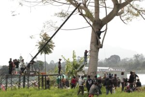 Sheila Timothy Instagram - 5 tahun lalu berkesempatan untuk bertemu dan berkarya dg orang2 hebat ini. Lebih dari 1 tahun proses dari preps sampai post, melibatkan hampir 1000 casts and crews. Salam kangen buat semua keluarga sableng 😄 #siapsablenglagi yuks 😄 @lifelikepictures @anggasasongko @vinogbastian__ @sherinasinna @marshatimothy @sarimochtan @fariz_alfarazi @yayanruhian @chan_man_ching @adrianto_sinaga @denmasipung_ics @ejstudio.official @nandagiri @ariaprayogi @nandagiri @ichsound @achmadali.s @cece_ciungwanara @ceceparifrahman @reza.hilman @aghninyhaque @tejo_teguh @happysalma @marcellsiahaans @diansidik_ @yayuunru @ruthmarini18 @hanatarue @rifnuwikana @lukmansrd @mahardikayusuf @peikaimika @semoga_happy @the_urban @agungaksara @michellawrence dan semua teman2 lainnya