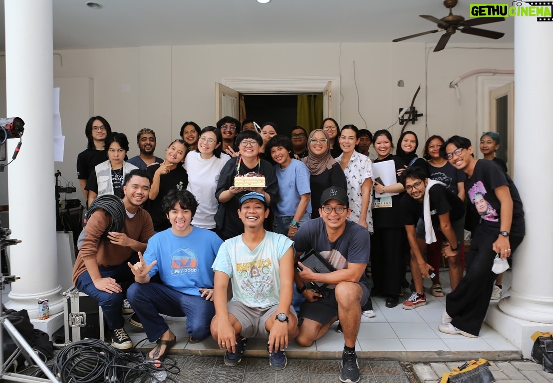 Sheila Timothy - 394 Likes - Project ini dimulai sudah agak lama, namun terhenti karena pandemi 2019, sebuah cerita tentang abang adik yang sangat hangat, dengan tema keluarga dan harapan. Lewat projek ini saya terkoneksi dengan CJ ENM @justin.hwk who has always been very supportive. Project ini jg jd kesempatan pertama bekerja sama dengan team @base.id mba @shantyharmayn @aourachandra @sarimochtan dan tentunya juga @typix & @bensoebiakto dan seluruh team base, marketing dan publicist.
Saya selalu percaya project yang baik selalu mempertemukan kita dengan orang2 baik, sutradara @dinnajasanti para pemain yang luar biasa @vinogbastian__ @angga @kristo.immanuel @caitlinhalderman Gak lupa dukungan ga ada habis2 nya dari @focusedequipment @robinjdbmoran @gunnarnimpuno you guys are angels sent from the above 🙏🏻 Dan tentunya satuan crew hebat yang jadi garda depan yg sedang berjuang saat ini, yg tidak bisa saya sebut satu persatu.. #youknowwhoyouare love you all thank u @michellawrence @the_urban yg ngisi kekosongan saat ini karena saya terpaksa recce duluan ke rumah sakit. Astradas @leon_lolang @guntur.as10 @konsepboi … dp @triadiprasetyo art @harishudafaqih
Terima kasih juga team #springboard
Thanks team @lifelikepictures @wiji_lecsu @beebymaria mamat-dedi, Harry. Segera bergabung ke set.. #solid kalo kata fojan. #MAB #dibioskoptahunini