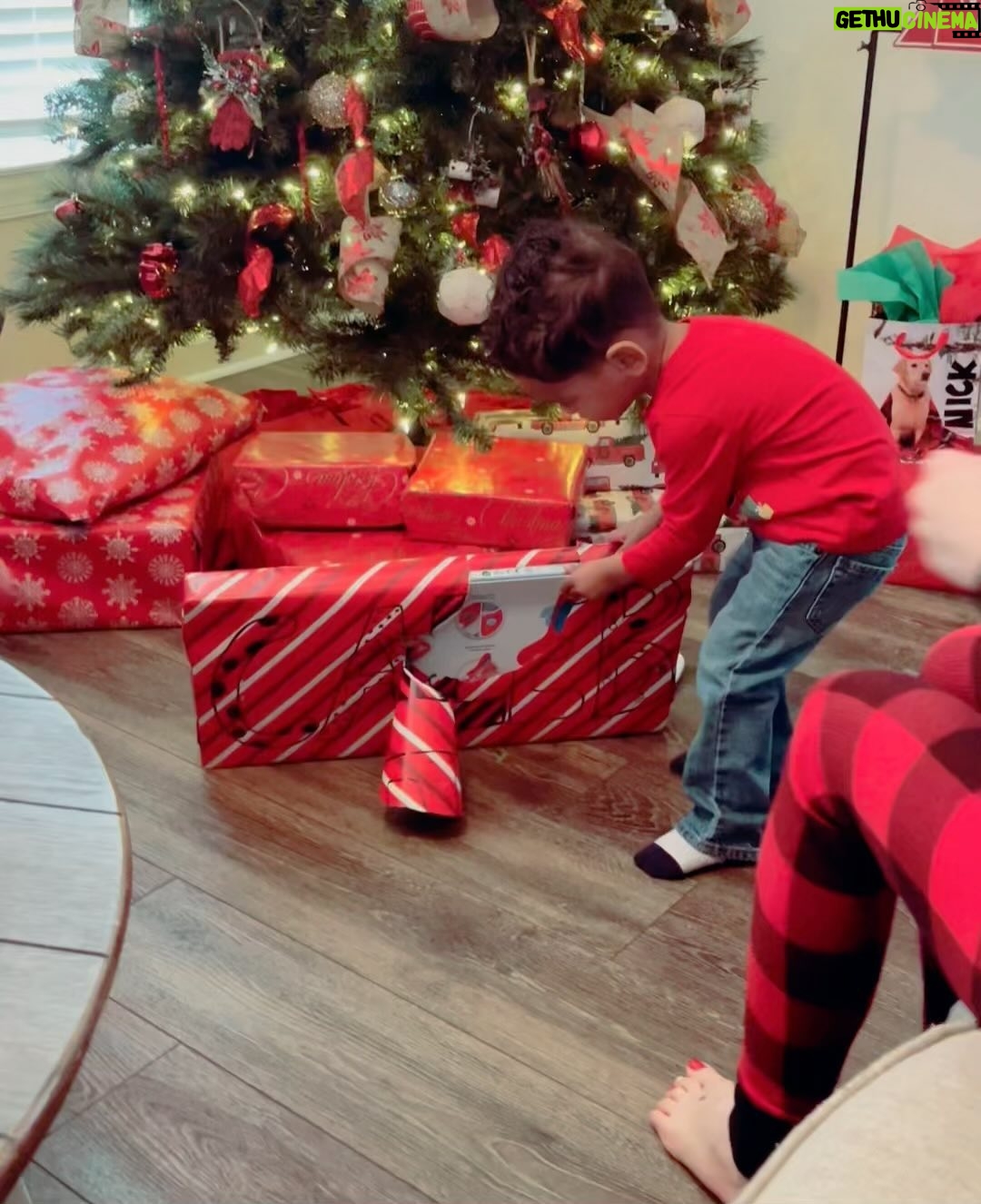 Shelby Simmons Instagram - 🌟Happy Jesus’ Birth!!🌟Santa clearly had a favorite this year 👶🏽🎄