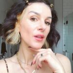 Shenae Grimes-Beech Instagram - MY 10 HOLY GRAIL SKINCARE ITEMS 🧖‍♀️✨ Comment SKIN and I’ll DM you links to everything I used here that is 1000% worth the hype! #viralbeauty #skincareaddict #beautytips #rosacea #naturallashes