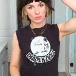 Shenae Grimes-Beech Instagram - RAZOR CUTTING MY BANGS AT HOME ✂️🤘🏻 I’m not a professional but I’ve been cutting my fringe at home for years and years. This was my first time attempting a razor and I will definitely be doing it like this moving forward because I found adding texture with a razor to be far easier than scissors. I will say cutting the length is a learning curve so I’ve gotta work on my technique! 😬 Scissors are a great option for getting the overal length and shape you’re after before diving in with a razor, if you’re a razor rookie like me. And definitely still love having my scissors on hand to clean any stragglers up at the end. Have linked everything I used in this video in my stories but you’ll find it all on my Hair Essentials List on my Amazon storefront — in my bio! #shorthair #bangs #fringe #diyhaircut