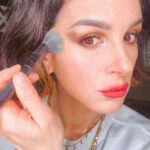 Shenae Grimes-Beech Instagram - GRWM for London Fashion Week Pt 1 💄✨ I wanted to stick with what I know but try something new for my eyes with a dark and smoky inner and outer corner and pop of shimmer in the center. Softer than the heavy black liner I usually do for nights out and I dig it! Comment MAKEUP for 15% off links to everything I used from @tartecosmetics and @charlottetilbury to create this look for an evening out at the @esmagazine party during #londonfashionweek 💋