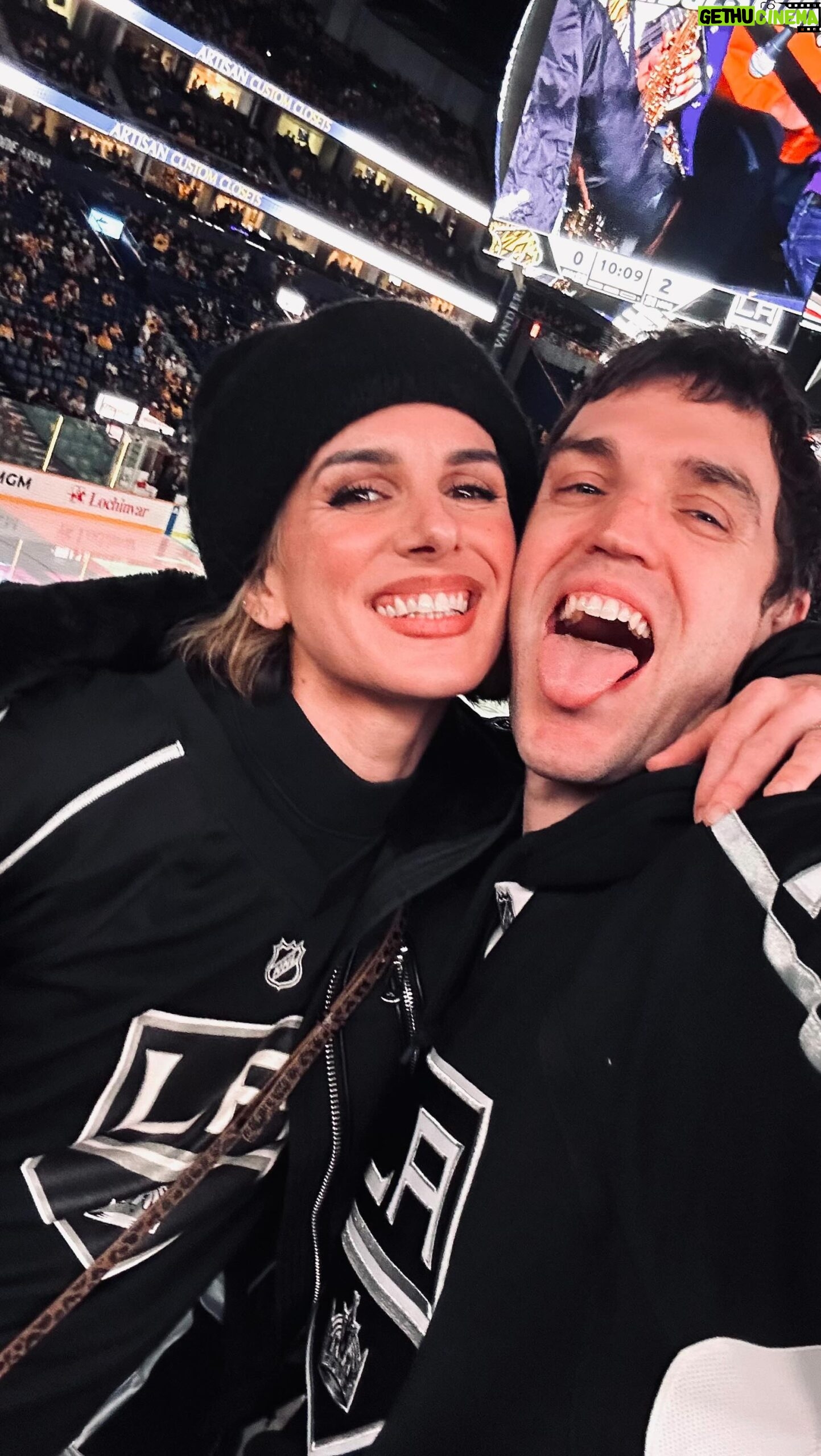 Shenae Grimes-Beech Instagram - DATE NIGHT MAKEUP πβ¨ Had a rare date night to see our favorite hockey team play and went with some soft warm glam for the occasion β went great with my jersey πβ¨ Comment MAKEUP for product links discount or go to my most recent post on My LTK Shop in my bio! What I used on myβ¦ FACE: @herocosmetics green cream @tartecosmetics bronze drops @larocheposay SPF @trinnylondon tinted serum @charlottetilbury concealer @tartecosmetics powder @tartecosmetics bronzer @iliabeauty blush EYES: @tartecosmetics eyeshadow, brow pen and mascara @sweedbeauty liner LIPS: @charlottetilbury liner lipstick