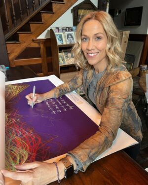 Sheryl Crow Instagram - Really excited to have worked on this project with my friends at @Soundwaves_Art! Artist Tim Wakefield turned the sound waves of “Everyday Is A Winding Road” and “If It Makes You Happy” into these really pretty canvas artworks. I spent some time autographing a limited run of prints and we’re going to donate all the profits to @ChildrenInConflict, who do lifesaving work to protect, care for, and educate children who have had to flee warzones. You can get a print at the link in bio!