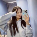 Shi Shi Instagram - 活在這個時代 原本以為是慶幸 但有時候更多不同層面的辛苦 會讓我們緊繃 無奈 崩潰 但 我們很勇敢 對吧 還是有很多美好的事情 每天都等著我們 好好的走每一步 踏實的踏 某些時候突然又會覺得 ‘今天過的好棒 好開心’ ‘我原來一直都被愛著 好幸福’ 🥹 昨天才發現 LE SSERAFIM - Easy 的歌詞很讚 跟你們分享： 다친대도, 길을 걸어, kiss me （就算會受傷 也走下去） 쉽지 않음 내가 쉽게 easy （不容易的話 我讓它變簡單） Damn, I really make it look easy 💪🏼🦾🫶🏻🩷 我們加油：） 一起把事情變Easy 不是走捷徑， 而是真的學會 然後去克服它。 .