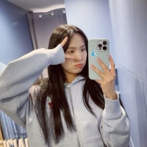Shi Shi Instagram - 活在這個時代 原本以為是慶幸 
但有時候更多不同層面的辛苦 
會讓我們緊繃 無奈 崩潰 

但
我們很勇敢 對吧 
還是有很多美好的事情 每天都等著我們 
好好的走每一步 踏實的踏
某些時候突然又會覺得 

‘今天過的好棒 好開心’
‘我原來一直都被愛著 好幸福’ 
🥹

昨天才發現 LE SSERAFIM - Easy 的歌詞很讚 跟你們分享：

다친대도, 길을 걸어, kiss me 
（就算會受傷 也走下去）
쉽지 않음 내가 쉽게 easy
（不容易的話 我讓它變簡單）

Damn, I really make it look easy 💪🏼🦾🫶🏻🩷

我們加油：） 
一起把事情變Easy

不是走捷徑，
而是真的學會 然後去克服它。 

.
