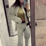 Shi Shi Instagram - 活在這個時代 原本以為是慶幸 但有時候更多不同層面的辛苦 會讓我們緊繃 無奈 崩潰 但 我們很勇敢 對吧 還是有很多美好的事情 每天都等著我們 好好的走每一步 踏實的踏 某些時候突然又會覺得 ‘今天過的好棒 好開心’ ‘我原來一直都被愛著 好幸福’ 🥹 昨天才發現 LE SSERAFIM - Easy 的歌詞很讚 跟你們分享： 다친대도, 길을 걸어, kiss me （就算會受傷 也走下去） 쉽지 않음 내가 쉽게 easy （不容易的話 我讓它變簡單） Damn, I really make it look easy 💪🏼🦾🫶🏻🩷 我們加油：） 一起把事情變Easy 不是走捷徑， 而是真的學會 然後去克服它。 .