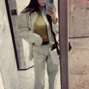 Shi Shi Instagram - 活在這個時代 原本以為是慶幸 但有時候更多不同層面的辛苦 會讓我們緊繃 無奈 崩潰 但 我們很勇敢 對吧 還是有很多美好的事情 每天都等著我們 好好的走每一步 踏實的踏 某些時候突然又會覺得 ‘今天過的好棒 好開心’ ‘我原來一直都被愛著 好幸福’ 🥹 昨天才發現 LE SSERAFIM - Easy 的歌詞很讚 跟你們分享： 다친대도, 길을 걸어, kiss me （就算會受傷 也走下去） 쉽지 않음 내가 쉽게 easy （不容易的話 我讓它變簡單） Damn, I really make it look easy 💪🏼🦾🫶🏻🩷 我們加油：） 一起把事情變Easy 不是走捷徑， 而是真的學會 然後去克服它。 .