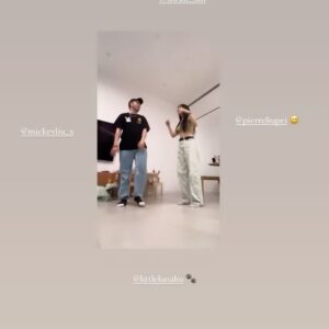 Shi Shi Instagram - 活在這個時代 原本以為是慶幸 
但有時候更多不同層面的辛苦 
會讓我們緊繃 無奈 崩潰 

但
我們很勇敢 對吧 
還是有很多美好的事情 每天都等著我們 
好好的走每一步 踏實的踏
某些時候突然又會覺得 

‘今天過的好棒 好開心’
‘我原來一直都被愛著 好幸福’ 
🥹

昨天才發現 LE SSERAFIM - Easy 的歌詞很讚 跟你們分享：

다친대도, 길을 걸어, kiss me 
（就算會受傷 也走下去）
쉽지 않음 내가 쉽게 easy
（不容易的話 我讓它變簡單）

Damn, I really make it look easy 💪🏼🦾🫶🏻🩷

我們加油：） 
一起把事情變Easy

不是走捷徑，
而是真的學會 然後去克服它。 

.