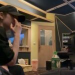Shi Shi Instagram - 做音樂 還是很幸福 就算有時候圍繞著音樂的一些瑣事 讓我很懊惱 但我離不開音樂 就像離不開你一樣 .. （齁齁齁 有被撩到嗎）