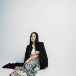 Shi Shi Instagram - 「有辦法用自己最愛的領域來當工作真的是很幸運的事，就算某時候很疲累，最核心的熱情總是能把自己拉回來，可以跟大家用感受互相連結著，能夠留下自己的某部分在地球上，是很幸運的一件事。」 - 孫盛希 SHI SHI SUN 跟貓撞臉了😼 @mindly.journal Creative director & stylist - @syanleung Photographer - @leung_wai_leung Make up - @deepmakeup Hair - @hillnexleex Videographer - @iiimanust Producer - @jazika_h @emotional.eyes Text - @emotional.eyes Styling assistant - @o0cqndice Photo assistant - @ntfntf Wardrobe - @sandroparis #sandroparis #SandroSpringSummer2024 #MINDLYJOURNAL #SHARETHESAMEMIND