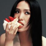 Shi Shi Instagram - 「有辦法用自己最愛的領域來當工作真的是很幸運的事，就算某時候很疲累，最核心的熱情總是能把自己拉回來，可以跟大家用感受互相連結著，能夠留下自己的某部分在地球上，是很幸運的一件事。」 - 孫盛希 SHI SHI SUN 跟貓撞臉了😼 @mindly.journal Creative director & stylist - @syanleung Photographer - @leung_wai_leung Make up - @deepmakeup Hair - @hillnexleex Videographer - @iiimanust Producer - @jazika_h @emotional.eyes Text - @emotional.eyes Styling assistant - @o0cqndice Photo assistant - @ntfntf Wardrobe - @sandroparis #sandroparis #SandroSpringSummer2024 #MINDLYJOURNAL #SHARETHESAMEMIND