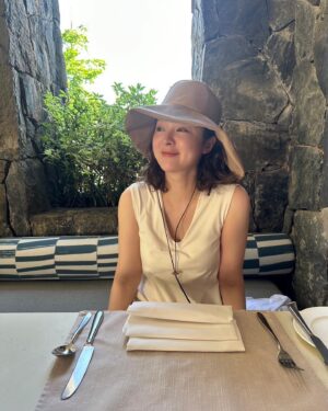 Shihori Kanjiya Instagram - 学生の皆さんは夏休みが
始まったそうですね(o^^o)
写真は夏になる前に行った旅行。
また行きたいな。
皆さんは夏のご予定は？？
旅先の朝ごはんは起き抜けで行くのですが私じつは結構な天然パーマなんです。
だから起きた時はラファエルのようなクルクルヘアでビックリされます。
という事で明日から『アストリッドとラファエル』シーズン3が始まります。
是非ご覧ください！
#nhk #アストリッドとラファエル #アストリッドとラファエル文書係の事件録 #シーズン3 #夏休み #旅の楽しみ は #完全 #食 #笑
