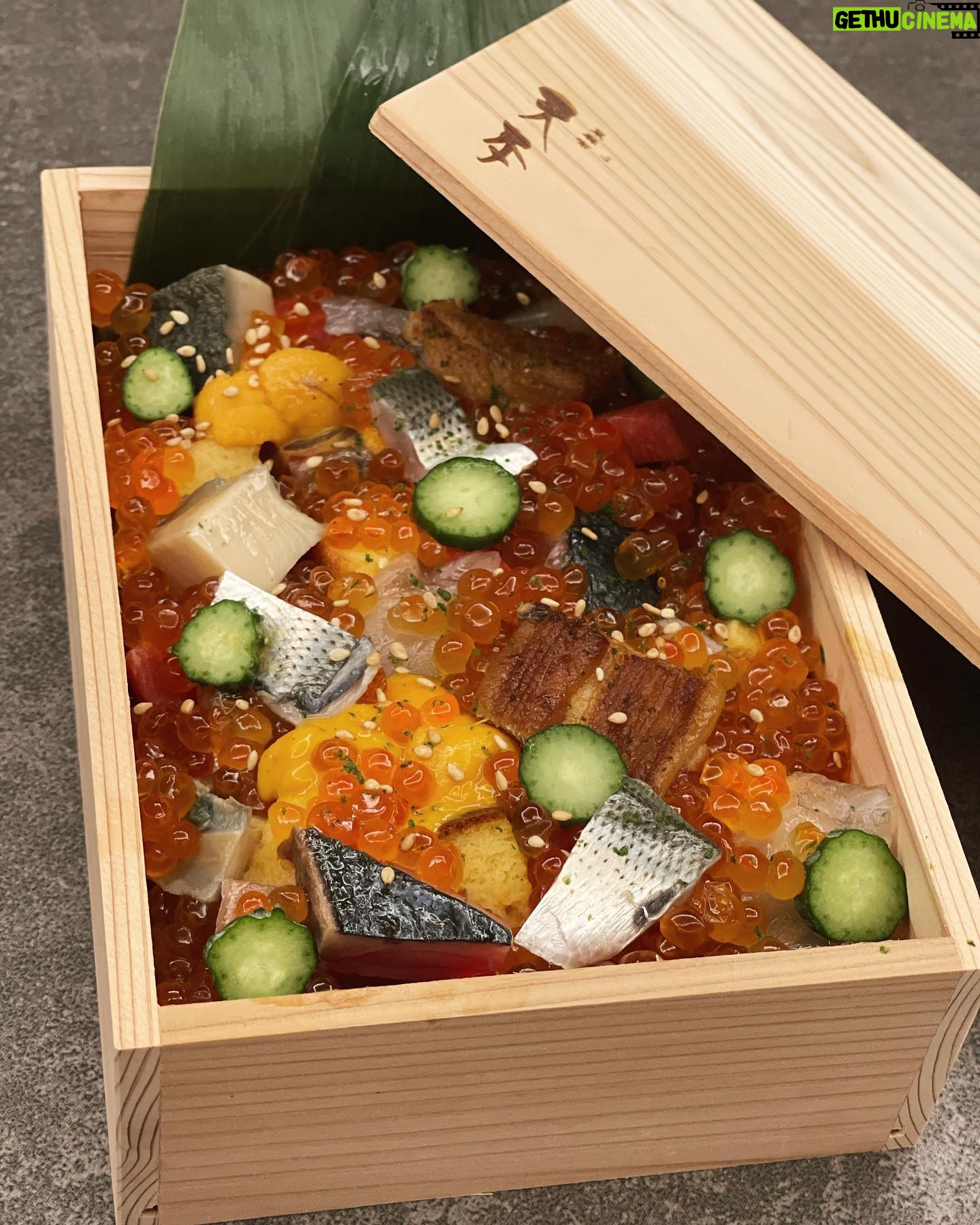 Shihori Kanjiya Instagram - いつかの夫のお土産。 写真見てたらお鮨欲が、むくむくと、、 年末はつい自分にご褒美を 許しすぎてしまうので気を付けねば、、 #お鮨 #宝石箱 #酢飯 #大好き 😱