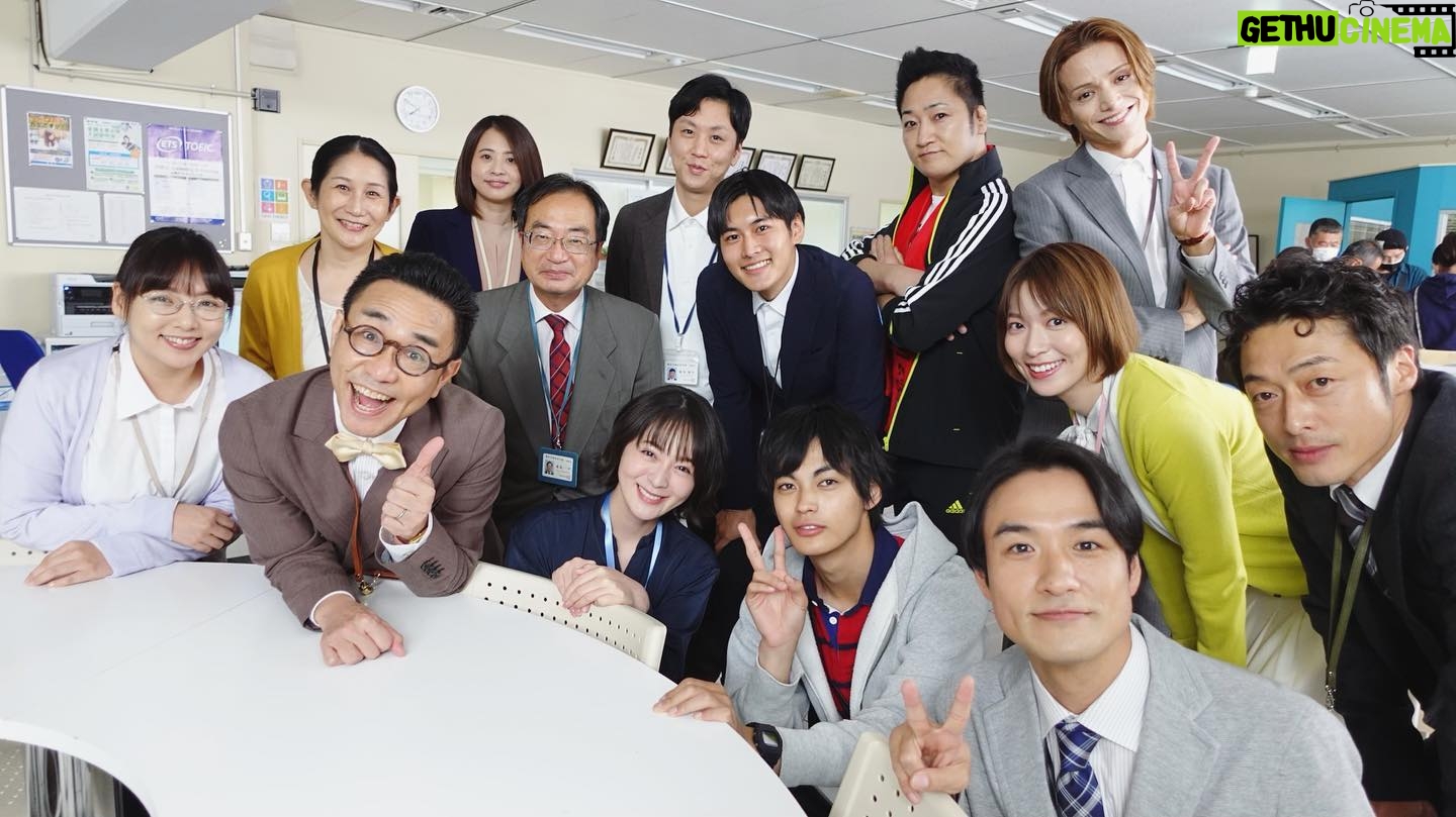 Shihori Kanjiya Instagram - 職員室メンバー。 楽しい職員室でした(*´ー`*) #土ドラ #顔だけ先生 の#先生たち