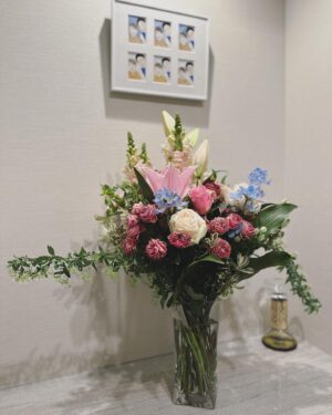 Shihori Kanjiya Instagram - 先日大奥クランクアップしました！
いただいたお花は玄関に。
クランクアップして帰ったら
夫からもお疲れ様の花束が💐
とてもお部屋が賑やかです。
#nhk #大奥 #クランクアップ #お花のある暮らし