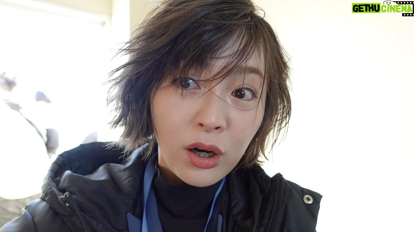 Shihori Kanjiya Instagram - 屋上のシーンは髪ボッサボサ😅 #土ドラ #顔だけ先生