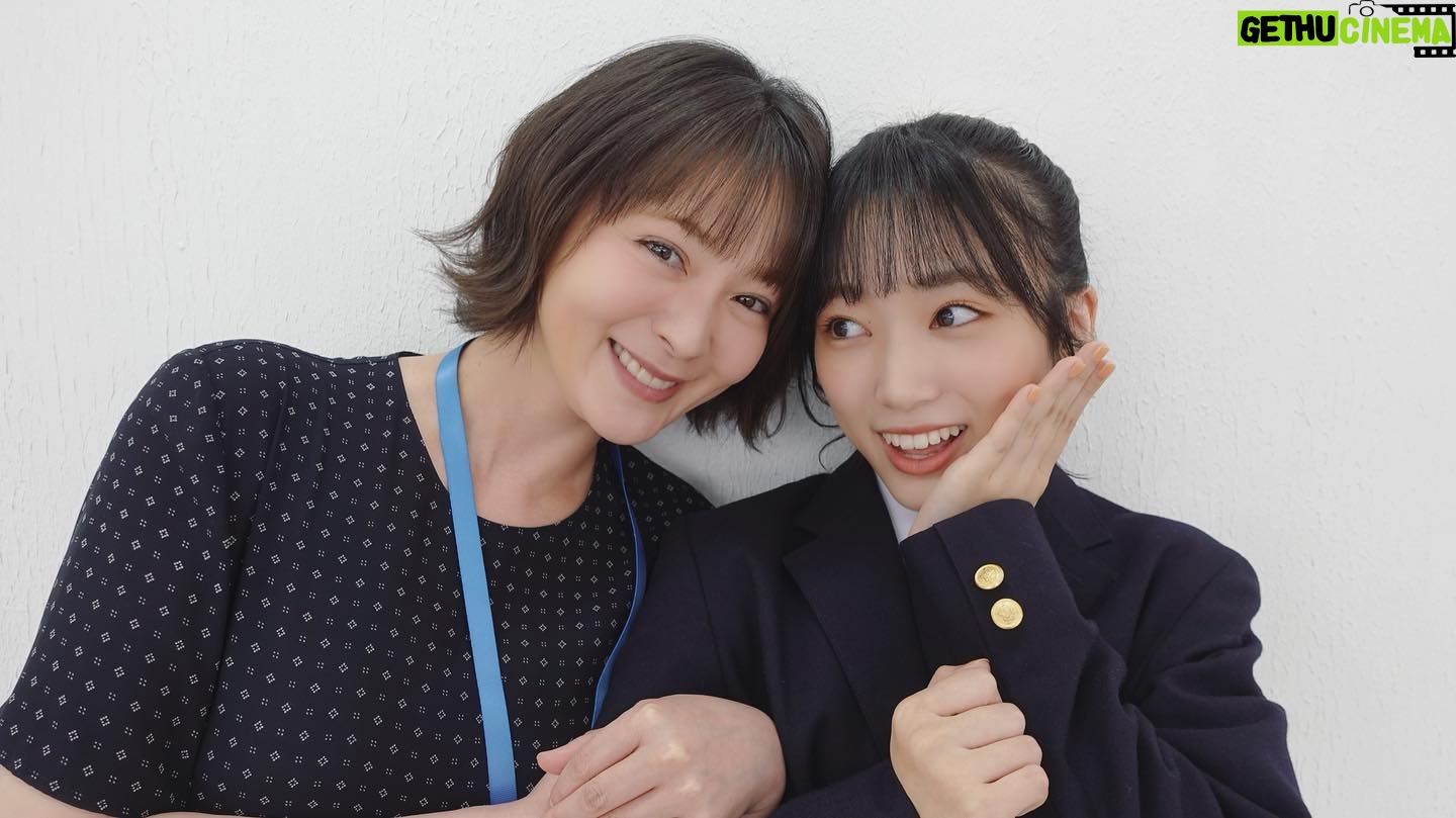 Shihori Kanjiya Instagram - やばい。 最終回放送までカウントダウンが 始まってしまった。。 今日は月曜日、、 土曜日まであと5日、、 きゃーーーーーーーーー ざびじいねー((((;゚Д゚))))))) 写真は奈子ちゃんと。 20歳だって。ピチピチ。 礼儀正しくてとても素敵。 生徒たちみんな本当可愛い(*´-`) #土ドラ #顔だけ先生 #矢吹奈子