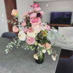 Shihori Kanjiya Instagram - 先日大奥クランクアップしました！ いただいたお花は玄関に。 クランクアップして帰ったら 夫からもお疲れ様の花束が💐 とてもお部屋が賑やかです。 #nhk #大奥 #クランクアップ #お花のある暮らし