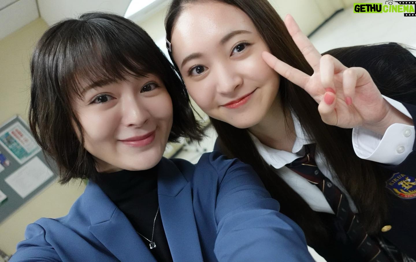 Shihori Kanjiya Instagram - 本日5話でございます! 毎日絶賛撮影しておりますよー! 今日も頑張るぞー!!! #土ドラ #顔だけ先生 #宮野陽名 #一体 #何頭身?#かわぇえ #生徒 #みんな #可愛いくてとろけてます ☺️