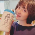 Shihori Kanjiya Instagram – 皆さま、ゴールデンウィーク
いかがお過ごしですか？？
私はゆったり過ごさせていただいております！
少しづつ映画『オレンジランプ』の公開が
近づいてまいりました。
写真はスタッフさんが
私演じる真央を描いてくれたので、
表情寄せて撮ってみました。笑
ありがとうございます♡
映画は若年生認知症になった夫を
取り囲む人たちとの物語です。
私自身“知らないを知る”ことが
できました。
個人的に嬉しい再会もあったり、、
またそのことは書かせていただきますね(*´∀｀*)
#映画 #オレンジランプ #6月 #30日 #全国ロードショー